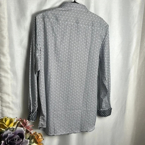 A.K.A. silk look dress shirt . Sz 1X., two tone contrasting cuff - Picture 7 of 11